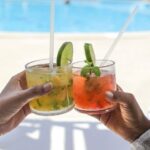 Quando o assunto é hospitalidade, cada detalhe conta. Em hotéis e resorts, oferecer uma experiência completa vai muito além de um bom atendimento: envolve também a escolha dos utensílios certos para cada ocasião. E é justamente aí que os copos e taças da Krystalon se destacam, unindo resistência, sofisticação e praticidade em um só produto.