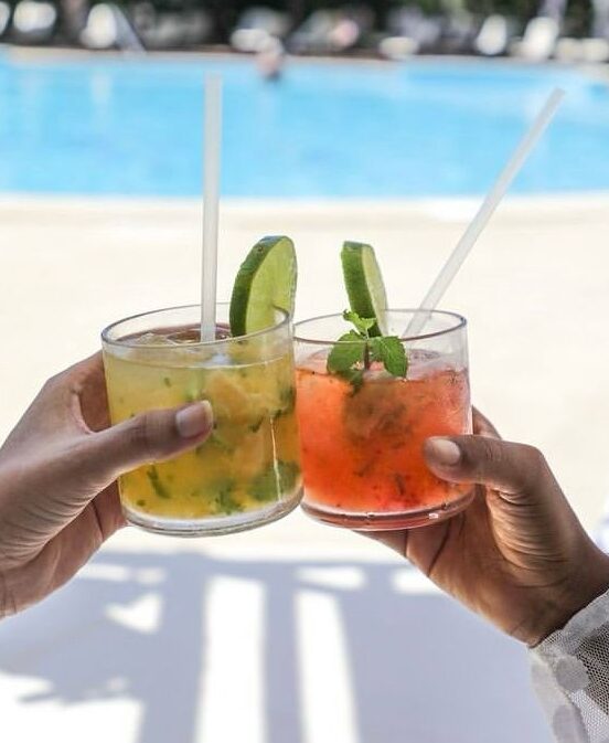 Quando o assunto é hospitalidade, cada detalhe conta. Em hotéis e resorts, oferecer uma experiência completa vai muito além de um bom atendimento: envolve também a escolha dos utensílios certos para cada ocasião. E é justamente aí que os copos e taças da Krystalon se destacam, unindo resistência, sofisticação e praticidade em um só produto.