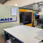 A máquina injeta o material fundido sob alta pressão em moldes de aço, que os engenheiros desenvolvem com precisão para garantir o formato ideal do copo.