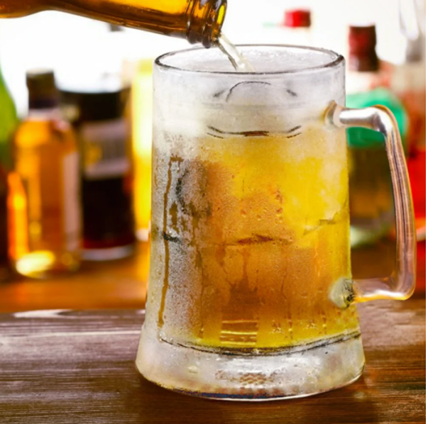 Caneca Gel 400 ml de polipropileno é ideal para manter a bebida gelada por mais tempo. 