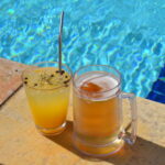 O acrílico é muito mais leve do que o vidro, mas ainda assim apresenta excelente resistência contra impactos. Por essa razão, ele pode ser usado em ambientes onde a durabilidade é exigida, sem que a sofisticação seja deixada de lado.