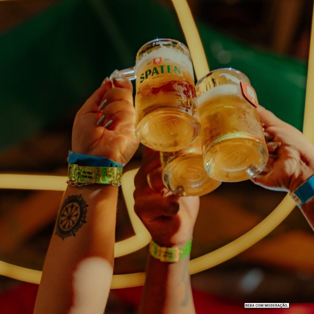 Na Krystalon, trabalhamos com copos, taças e canecas em acrílico e policarbonato inquebrável, perfeitos para eventos corporativos, festas, open bar, brindes e kits de final de ano.