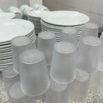 Os copos estão entre os itens mais utilizados em qualquer operação. Por isso, optar por modelos reutilizáveis e resistentes faz toda a diferença.