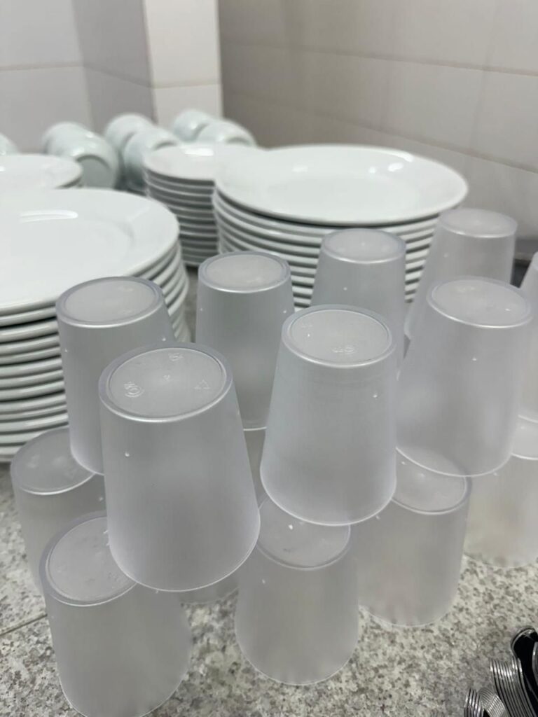 Os copos estão entre os itens mais utilizados em qualquer operação. Por isso, optar por modelos reutilizáveis e resistentes faz toda a diferença.