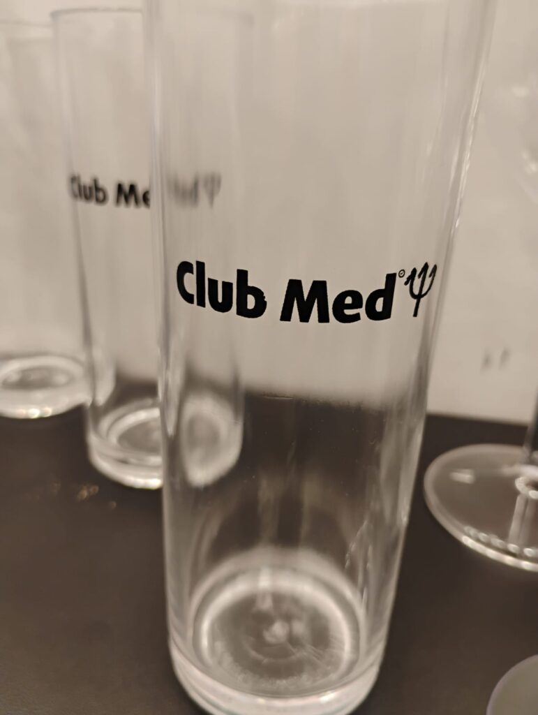 Club med traz segurança para hóspedes, comprando copos de policarbonato.